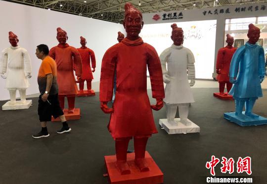 6月9日,来自大运河沿线8省市的58项非物质文化遗产代表性项目集中亮相北京。图为国家级非遗代表性项目北京灯彩的衍生品“漂亮的兵马俑”。(完) 尹力 摄 6月9日,来自大运河沿线8省市的58项非物质文化遗产代表性项目集中亮相北京。图为国家级非遗代表性项目北京灯彩的衍生品“漂亮的兵马俑”。(完) 尹力 摄
